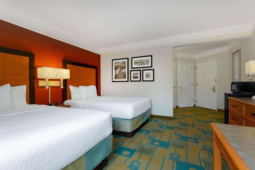 Deluxe Double Room with Two Double Beds interior