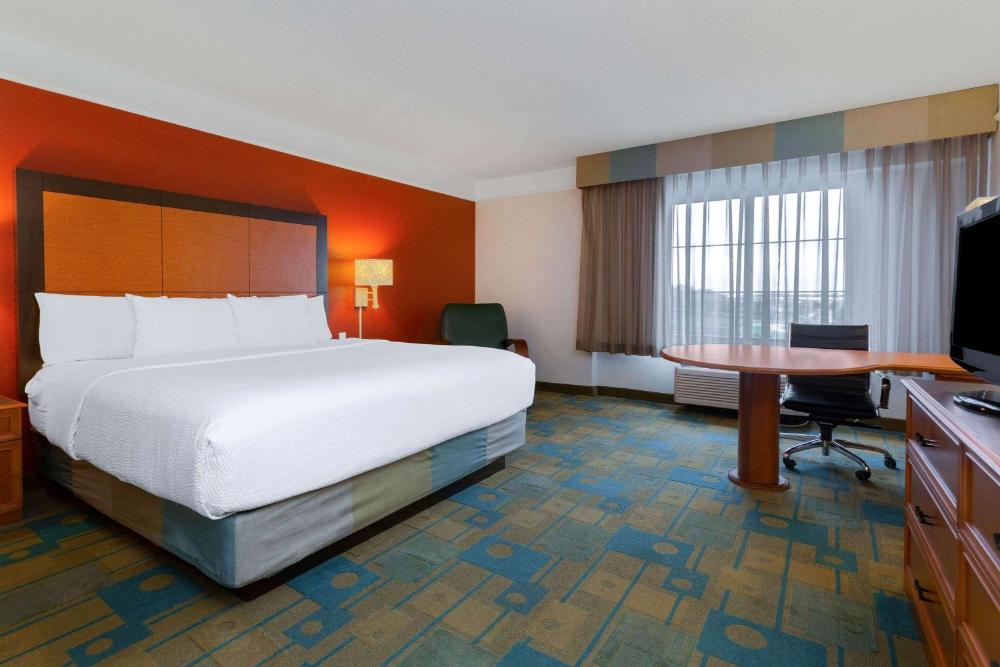 Deluxe King Room interior